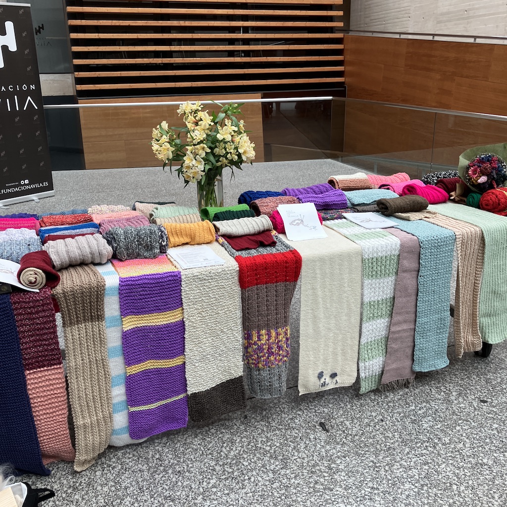 mesa de bufandas dia mundial de tejer en publico