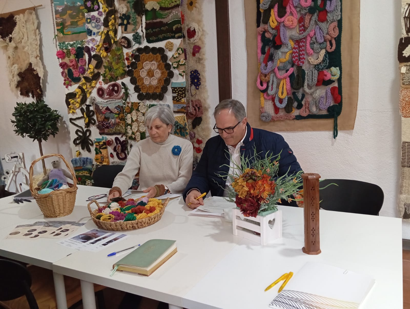 WhatsApp Image 2025-10-29 at 10.07.14 Firmando el convenio