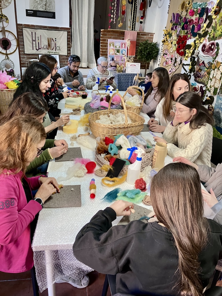 grupo trabajando lana