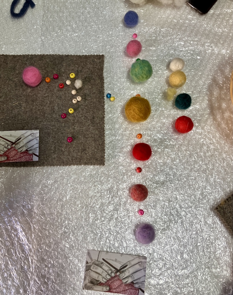 bolas de lana de fieltro