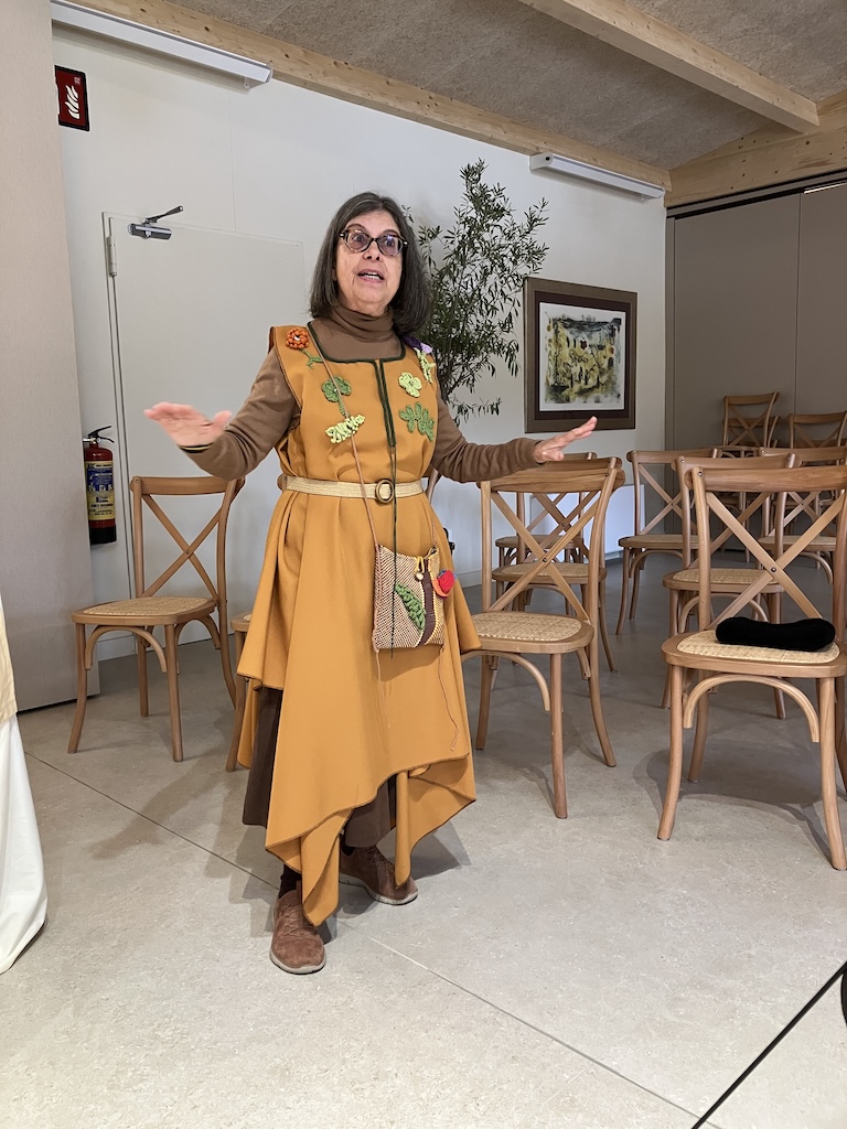 Valentina contando un cuento