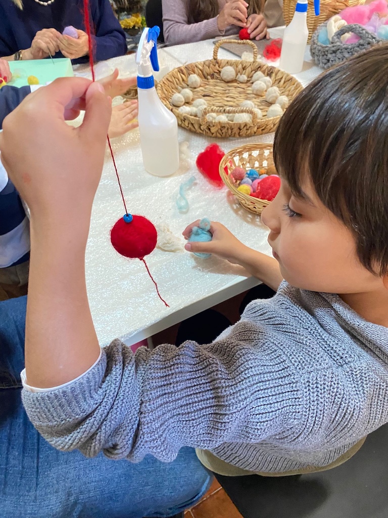 niño con bola de navidad