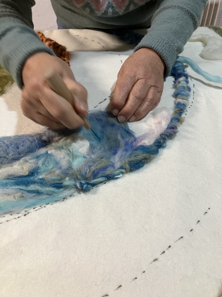 manos filtrando agua penelope y los 4 susurros