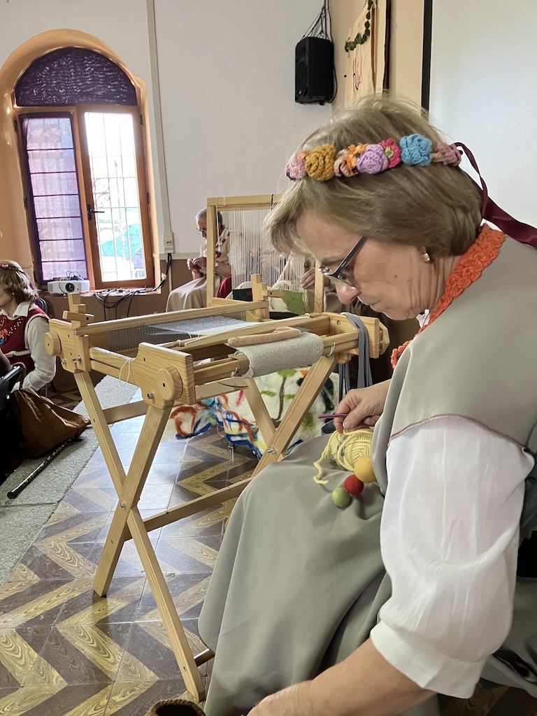 Las damas de la lana Tejiendo