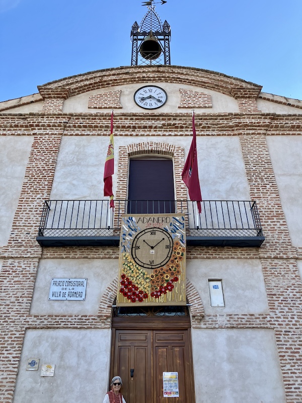 El balcon del ayuntamiento d e Adanero