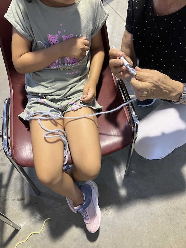 niños tejiendo