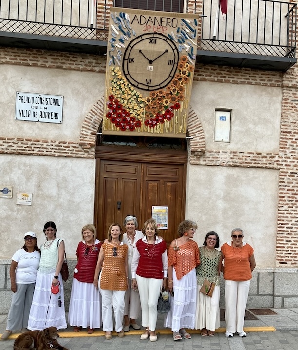 Las Damas y el tapiz en el balcon
