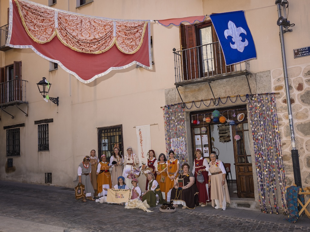Grupo Hilandia con estandartes en la calle Estudio