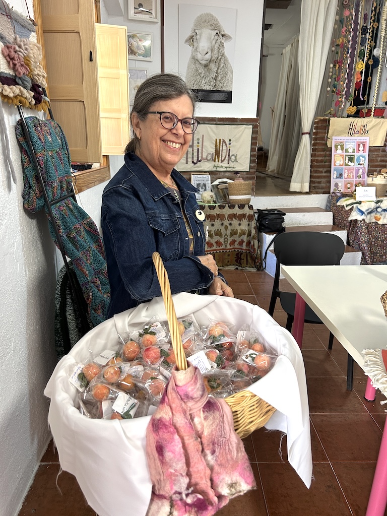 Valentina con cesta melocotones Valentina con su cesta de melocotón solidario